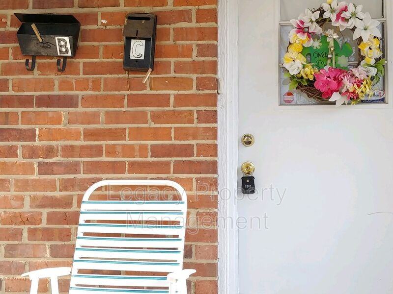 703 Askew St #B - Photo 2 of 10