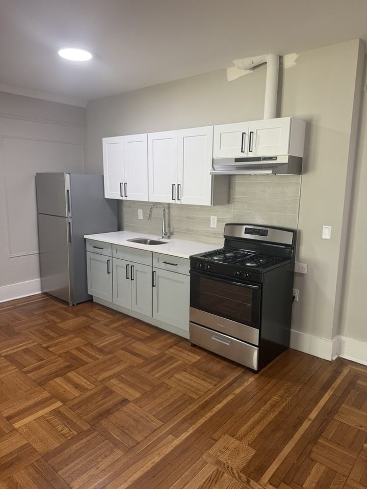 515 W Seventh St - Photo 3 of 8