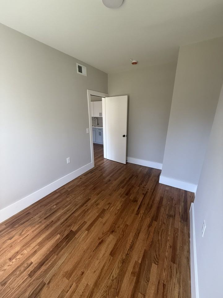 515 W Seventh St - Photo 7 of 8