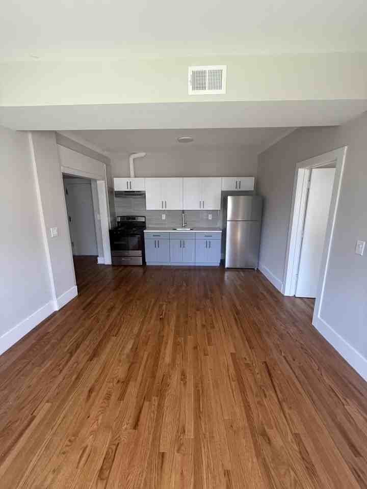 515 W Seventh St - Photo 4 of 8