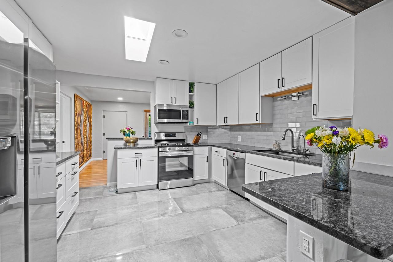 4908 Burton Ave Se - Photo 5 of 11