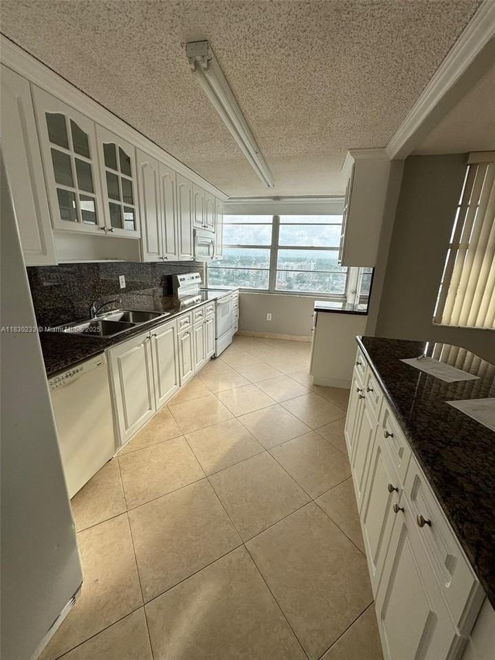 18011 Biscayne Blvd #1504 - Photo 2 of 10