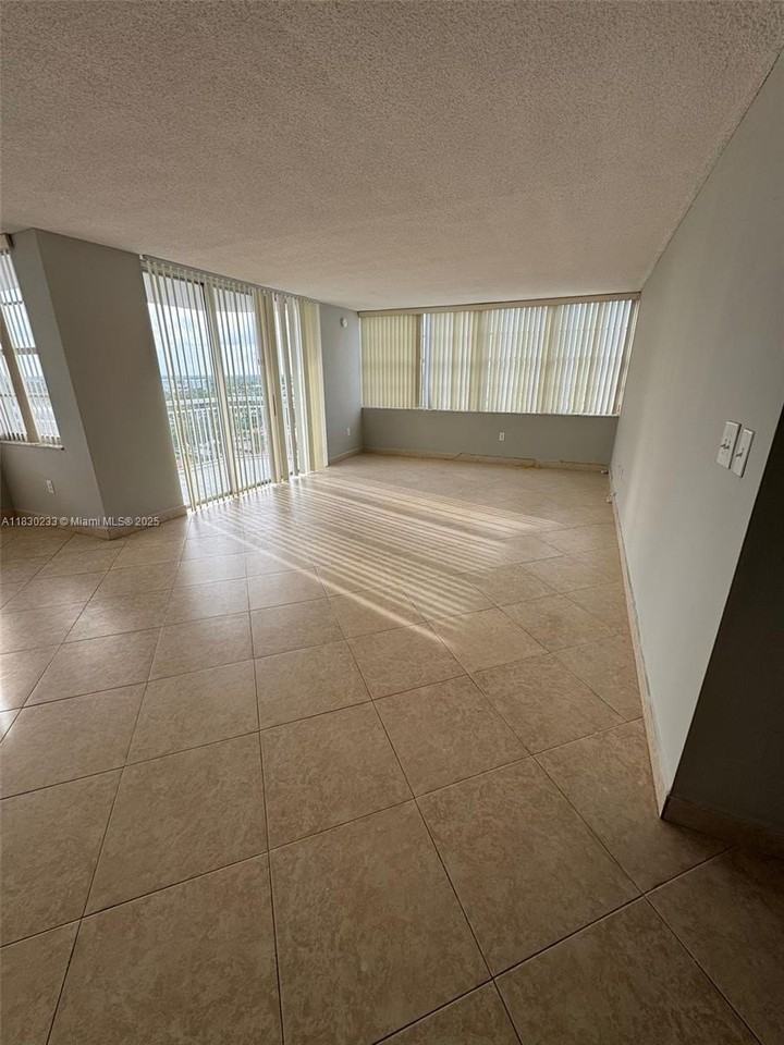 18011 Biscayne Blvd #1504 - Photo 6 of 10