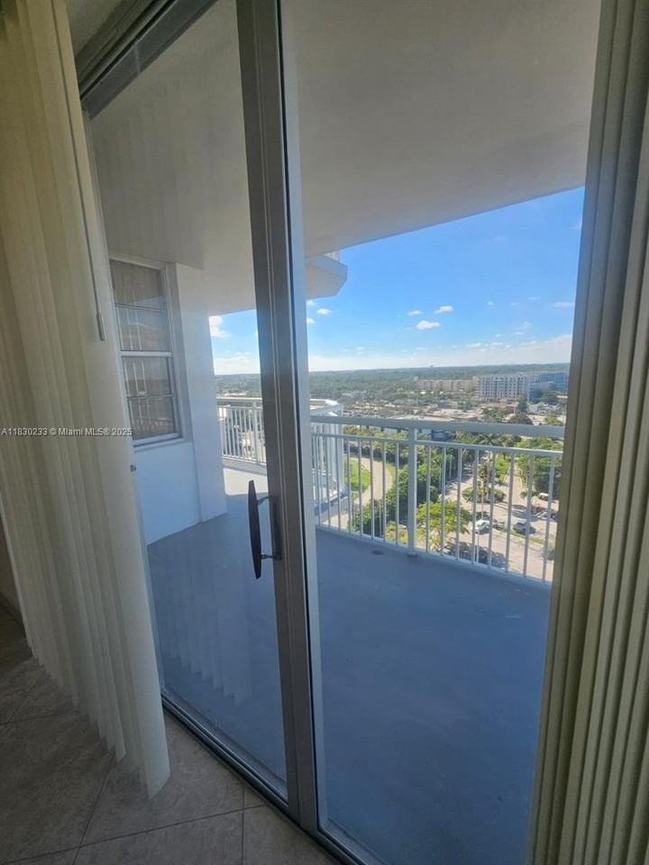 18011 Biscayne Blvd #1504 - Photo 7 of 10