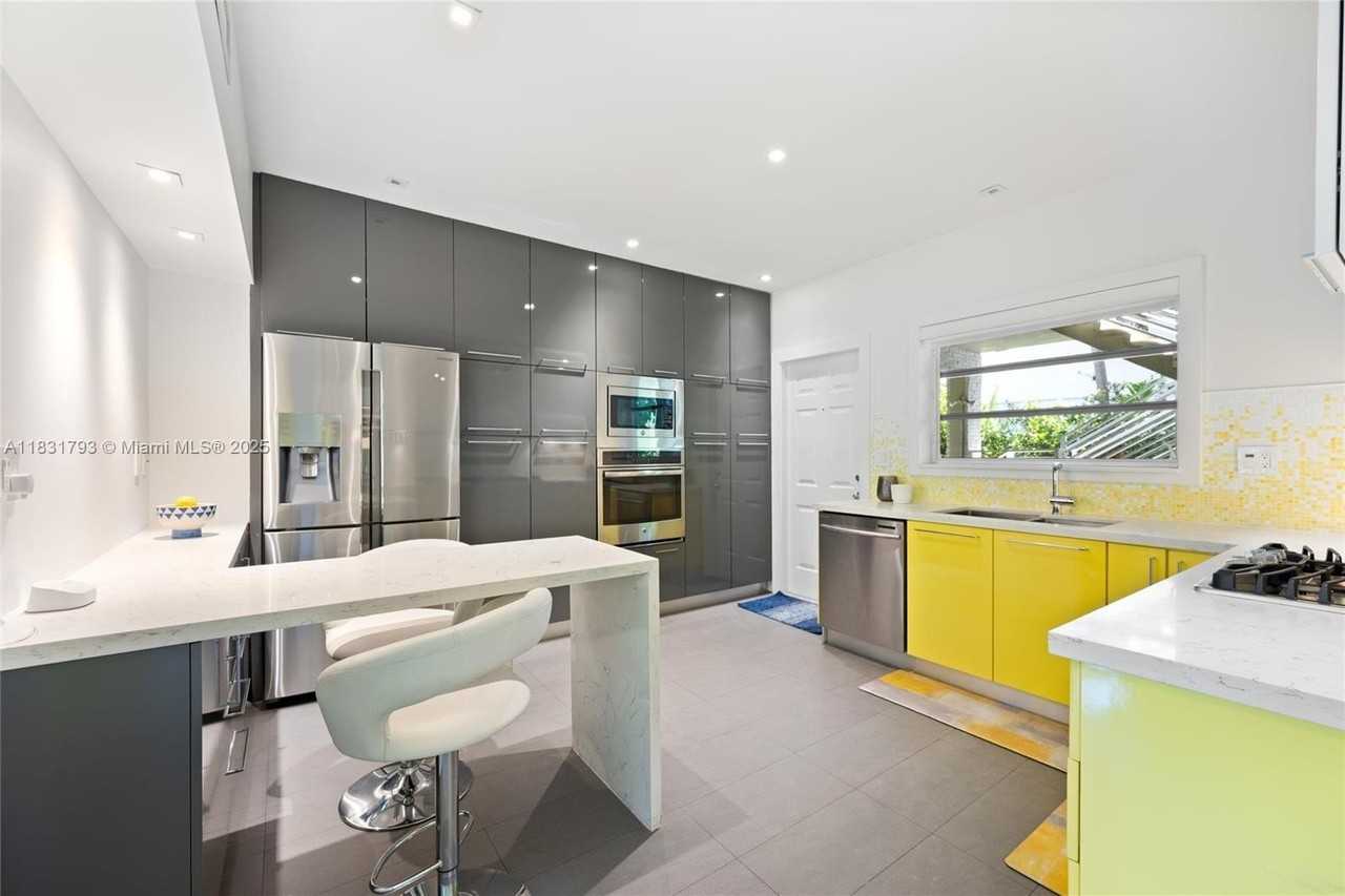 1101 98th St #1 - Photo 4 of 17