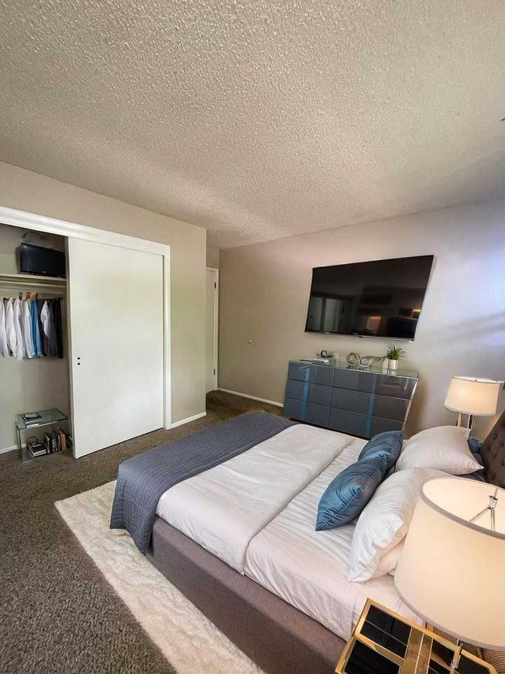 325 Ruskin Dr - Photo 2 of 8