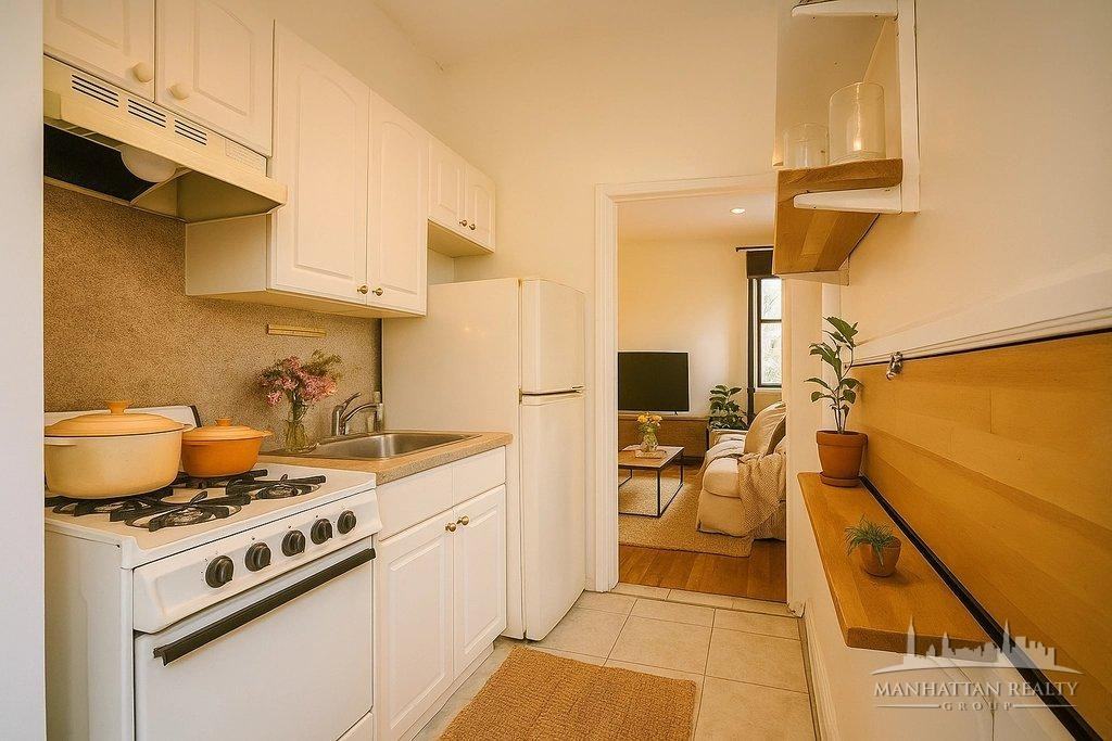 E 3rd St #4 - Photo 2 of 5