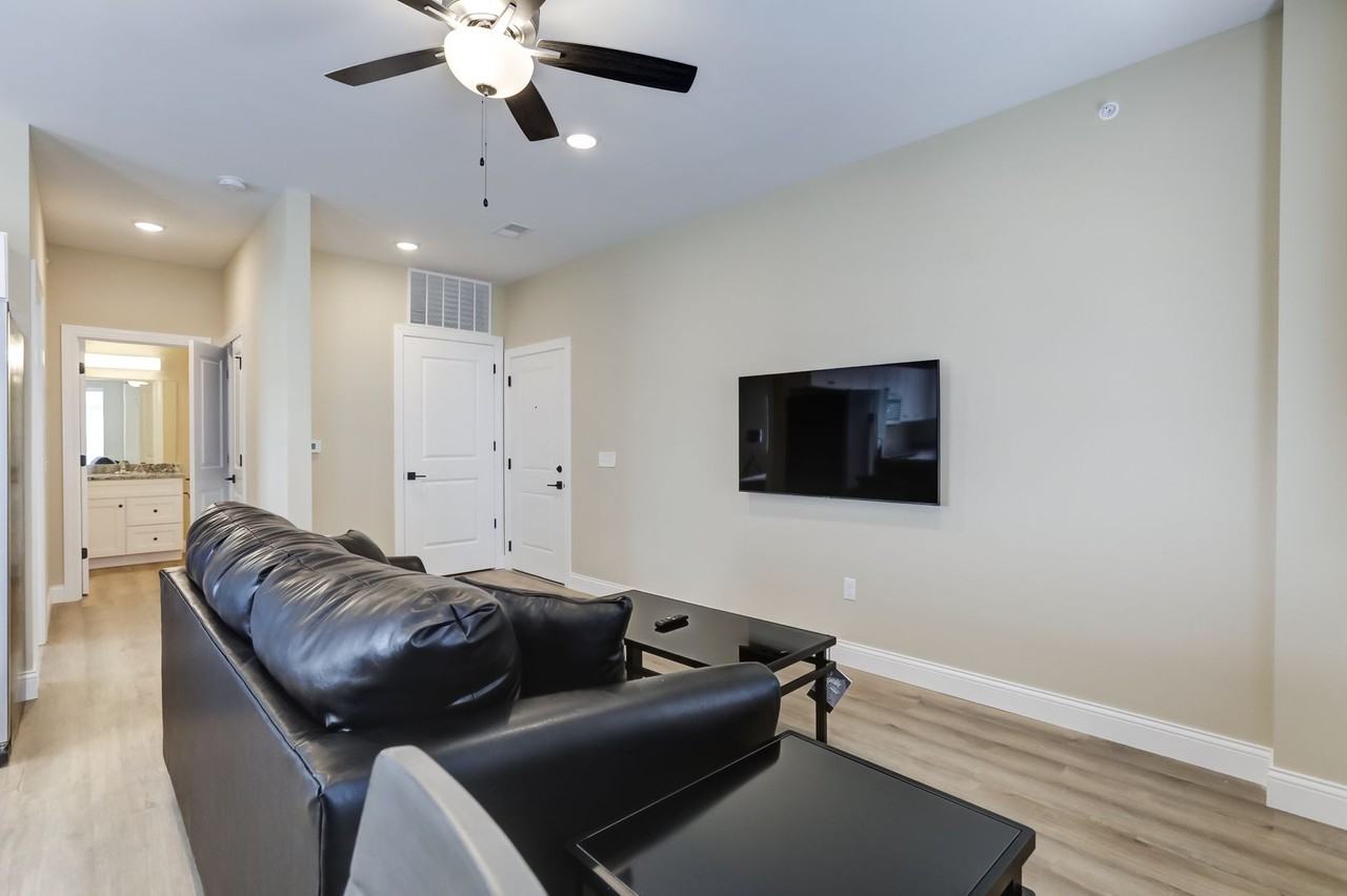 305 W Clark St - Photo 4 of 50