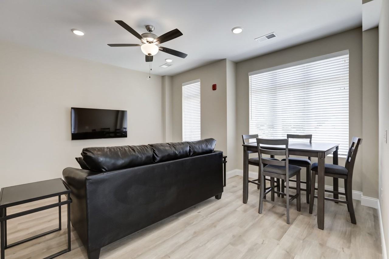 305 W Clark St - Photo 5 of 50