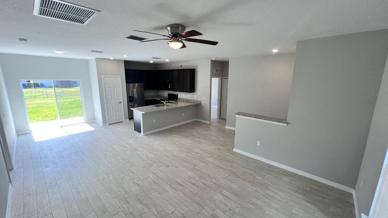 3299 Bowline Ave Se - Photo 4 of 39