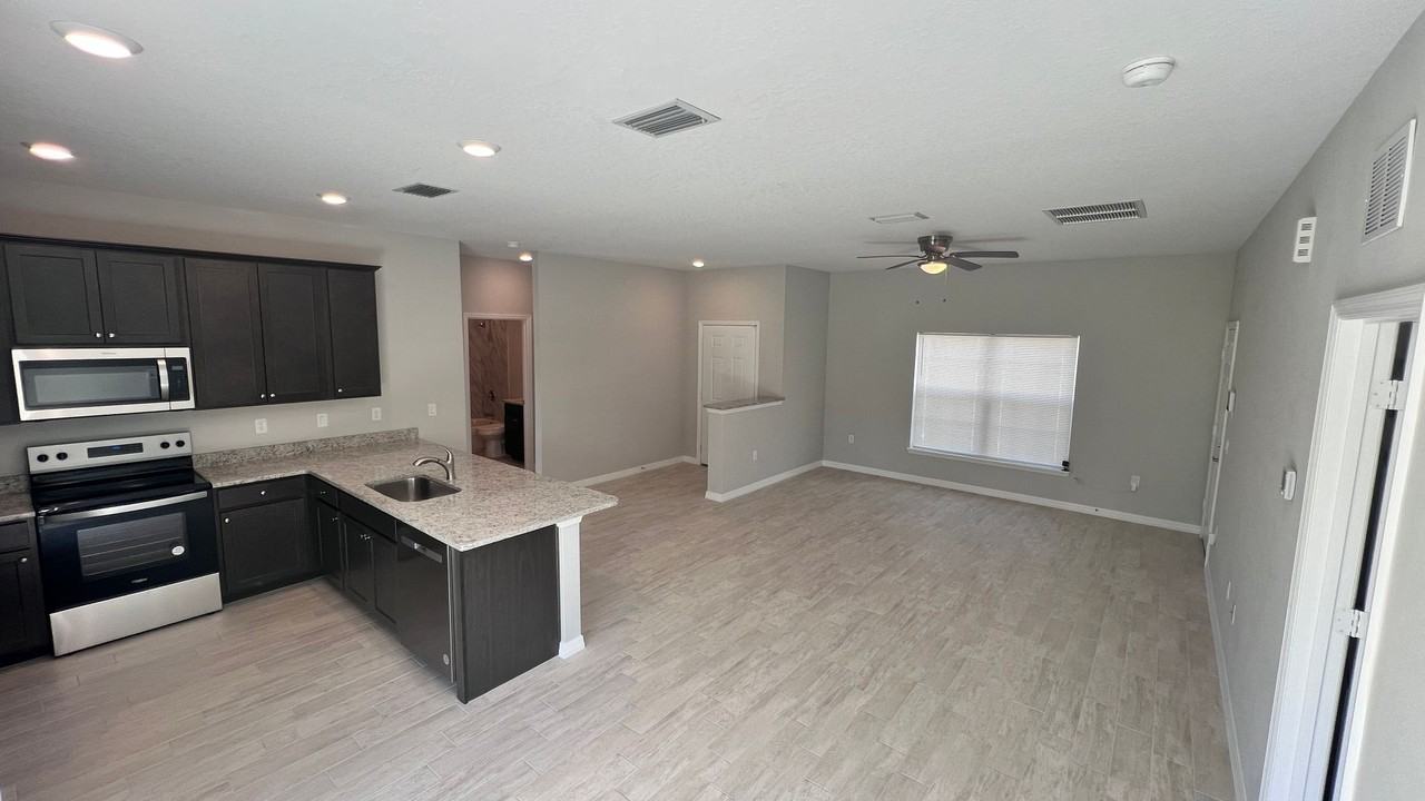 3299 Bowline Ave Se - Photo 5 of 39