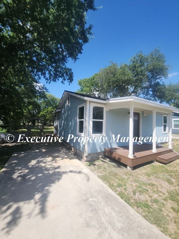 504 W Avenue A - Photo 2 of 11