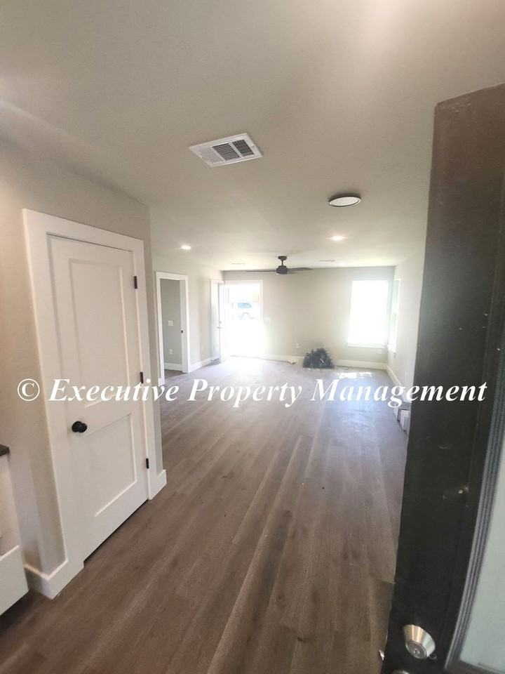 504 W Avenue A - Photo 5 of 11