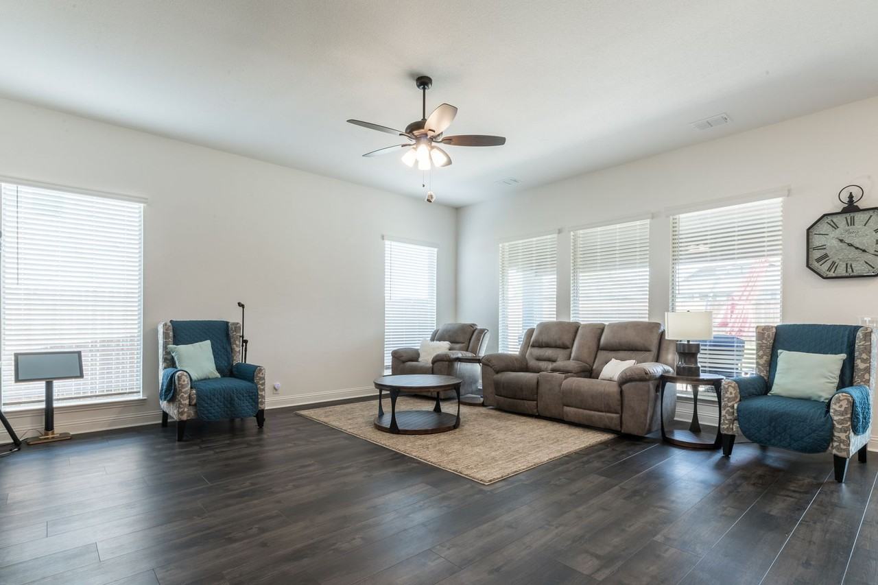 1073 Canuela Way - Photo 4 of 47