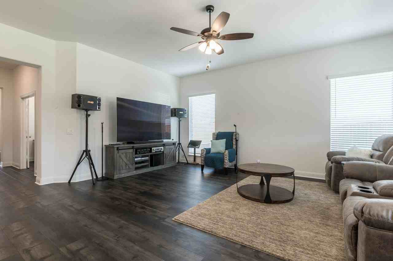 1073 Canuela Way - Photo 5 of 47