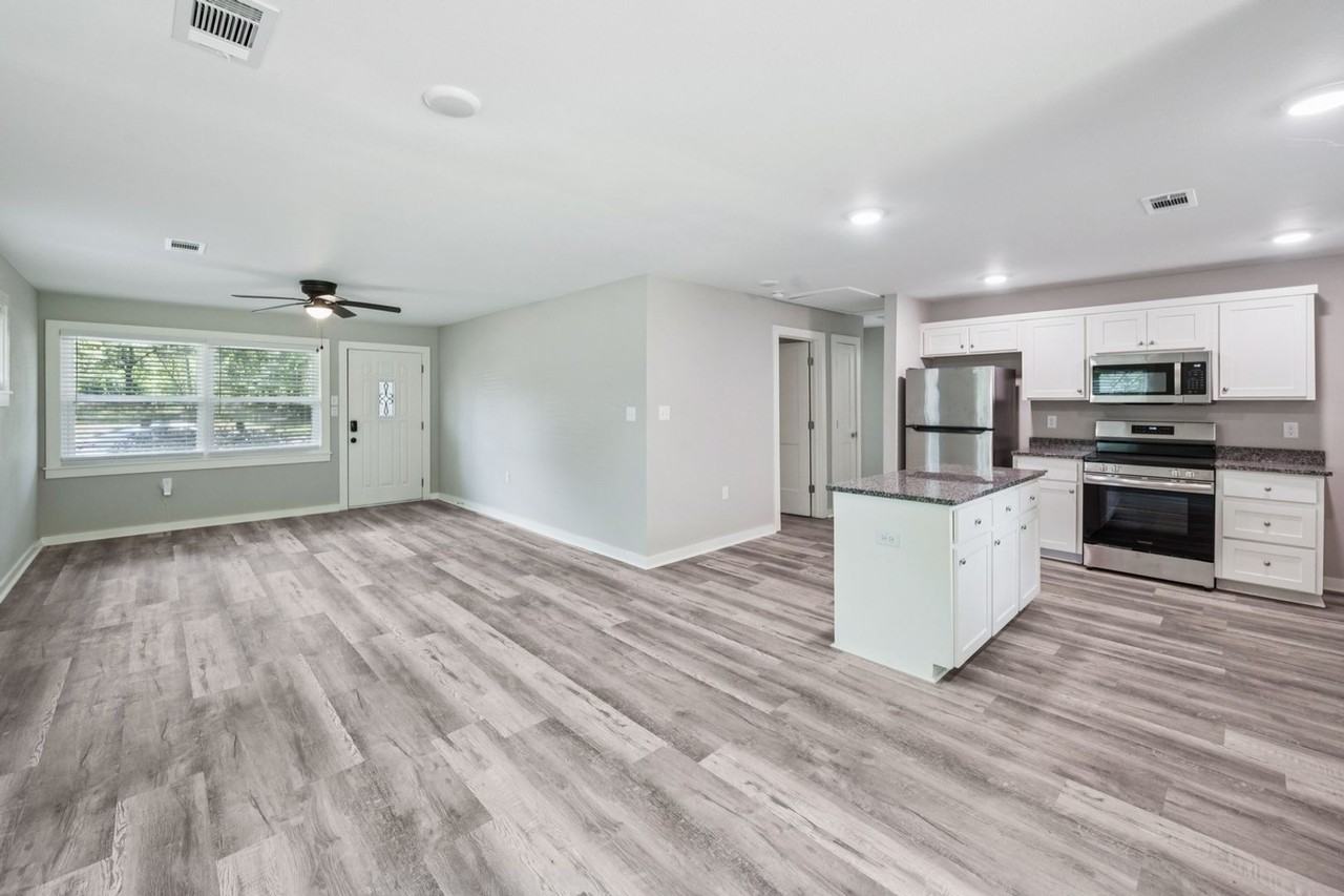 1300 Adams St - Photo 4 of 24