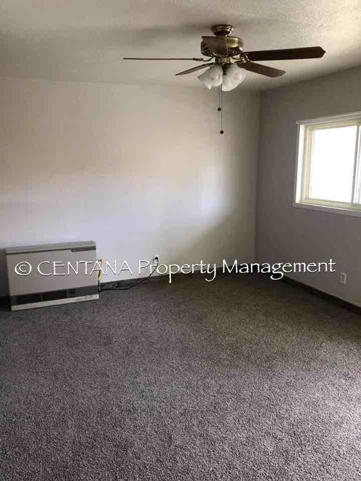 830 Caledonia St - Photo 3 of 11