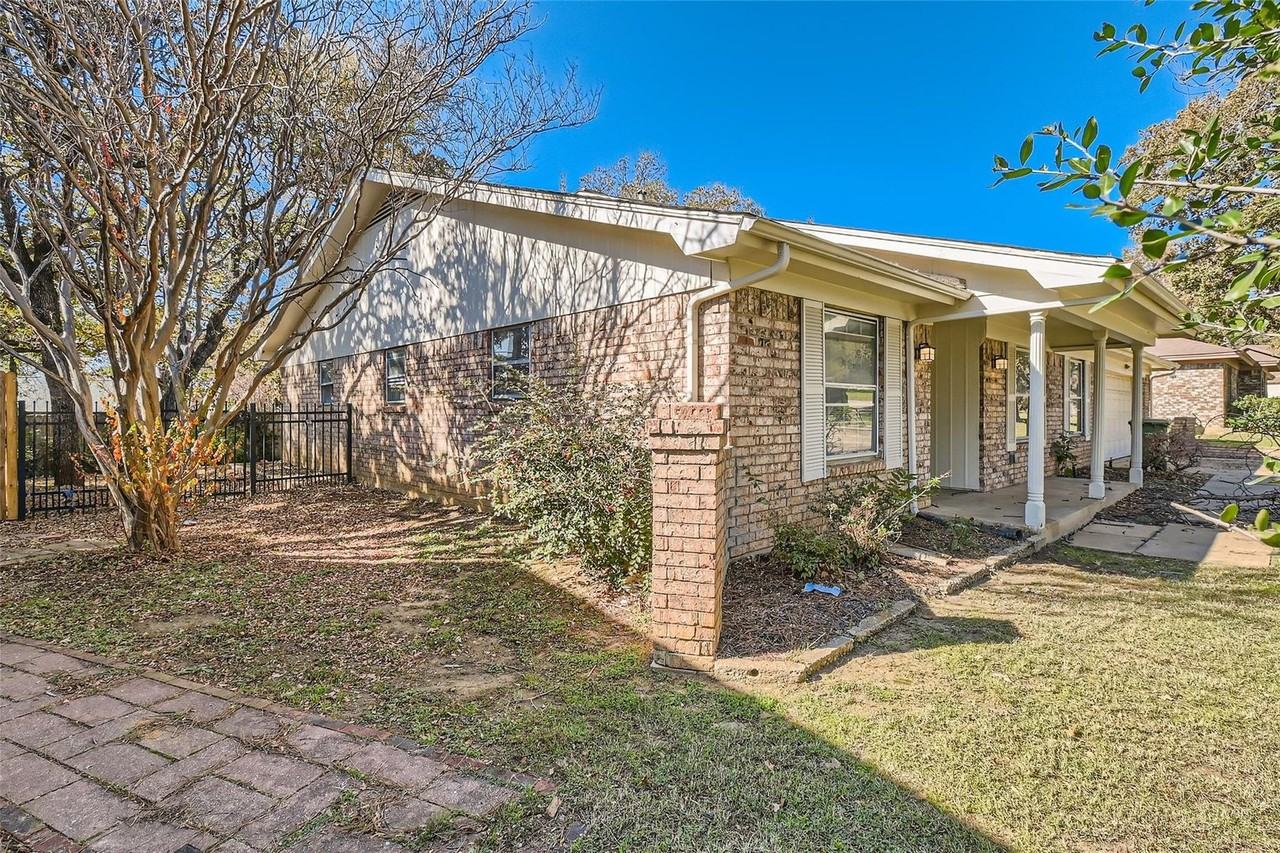 808 Stratford Dr - Photo 2 of 25