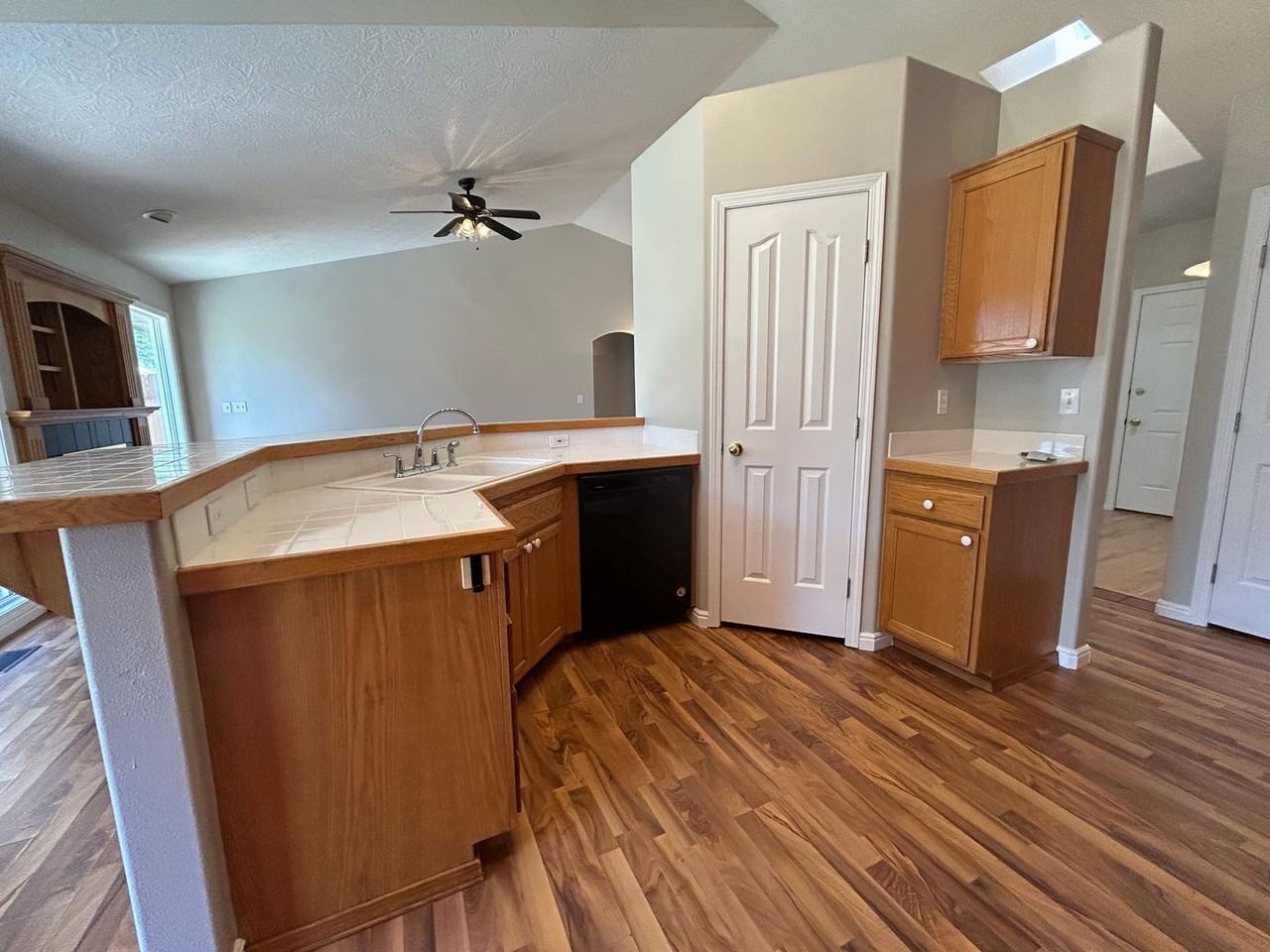 853 E Hawk St - Photo 6 of 26