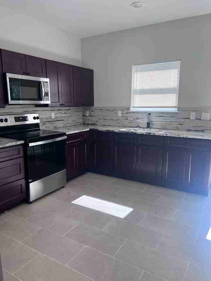 1966 Hyde Park Rd - Photo 3 of 11