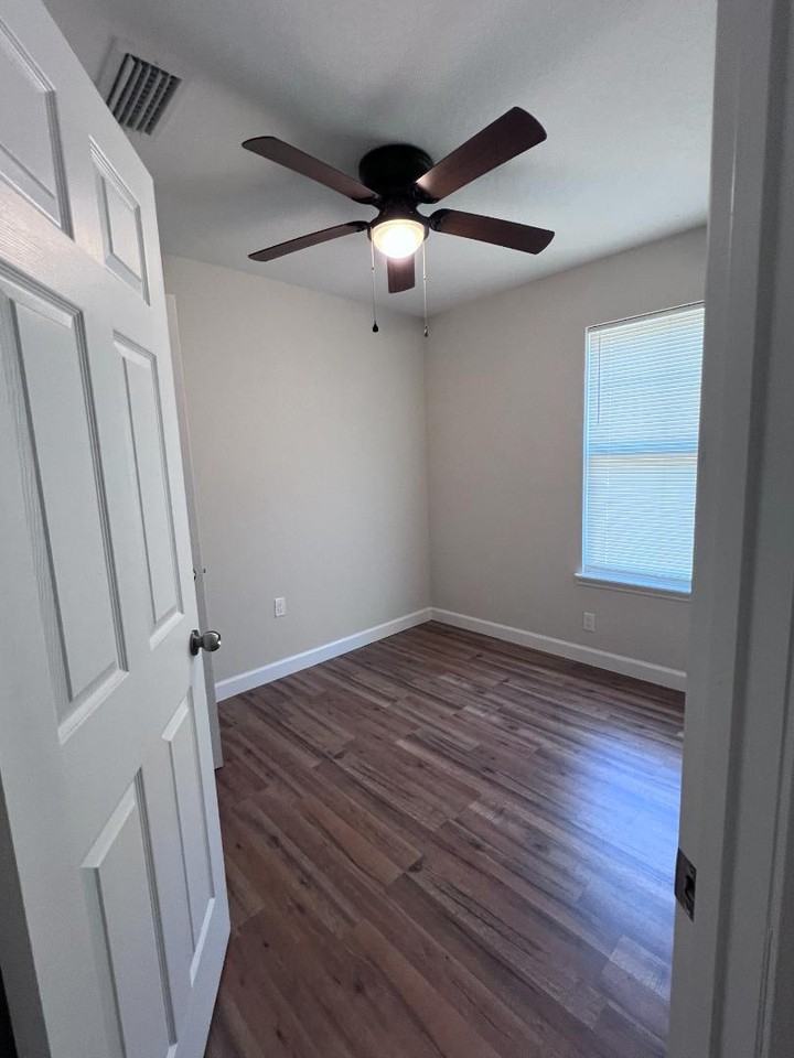 1966 Hyde Park Rd - Photo 6 of 11