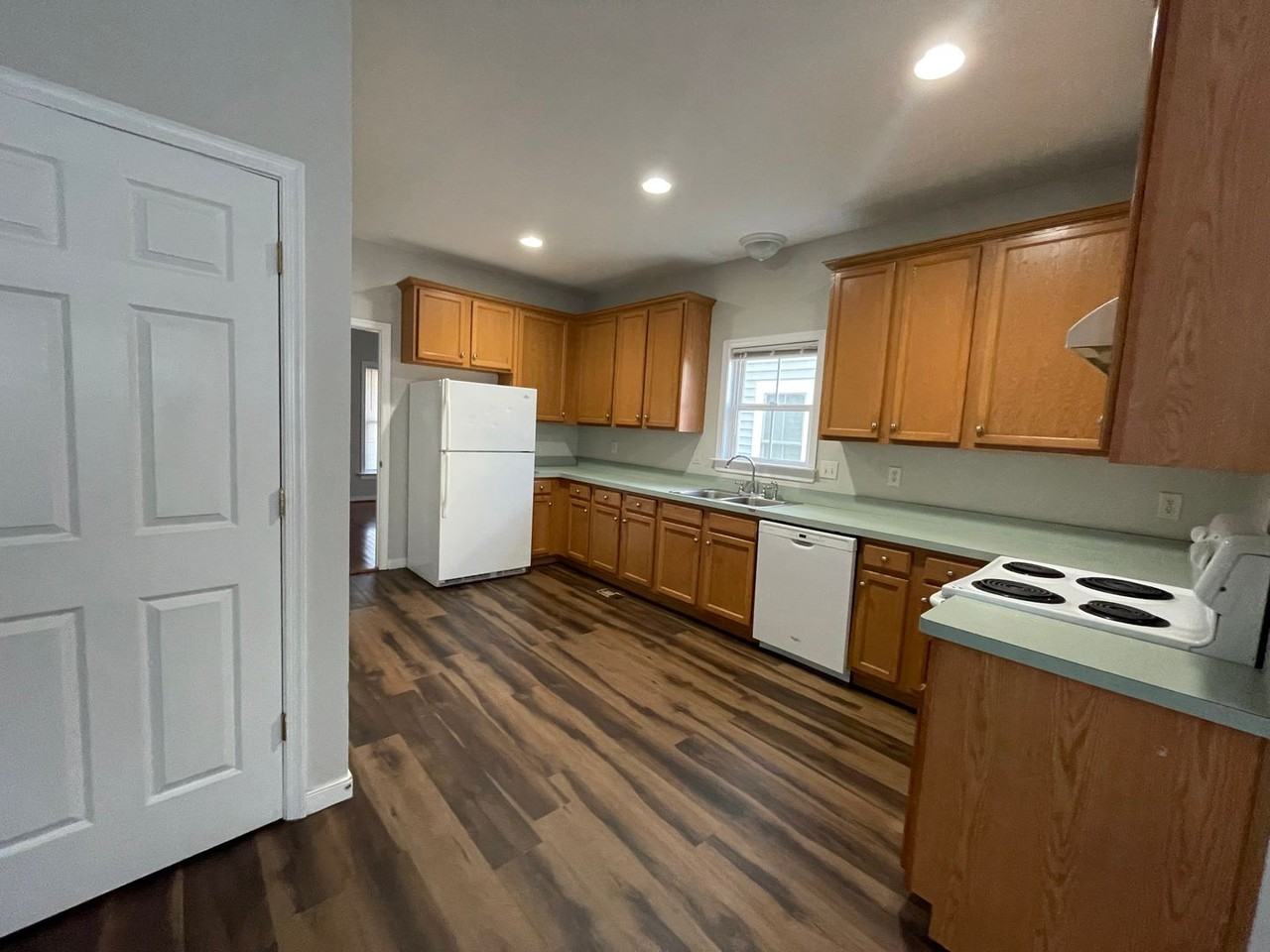 715 Catherine St - Photo 7 of 16