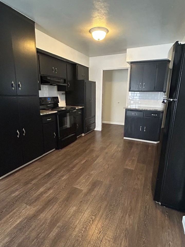 1570 Warner St - Photo 4 of 13