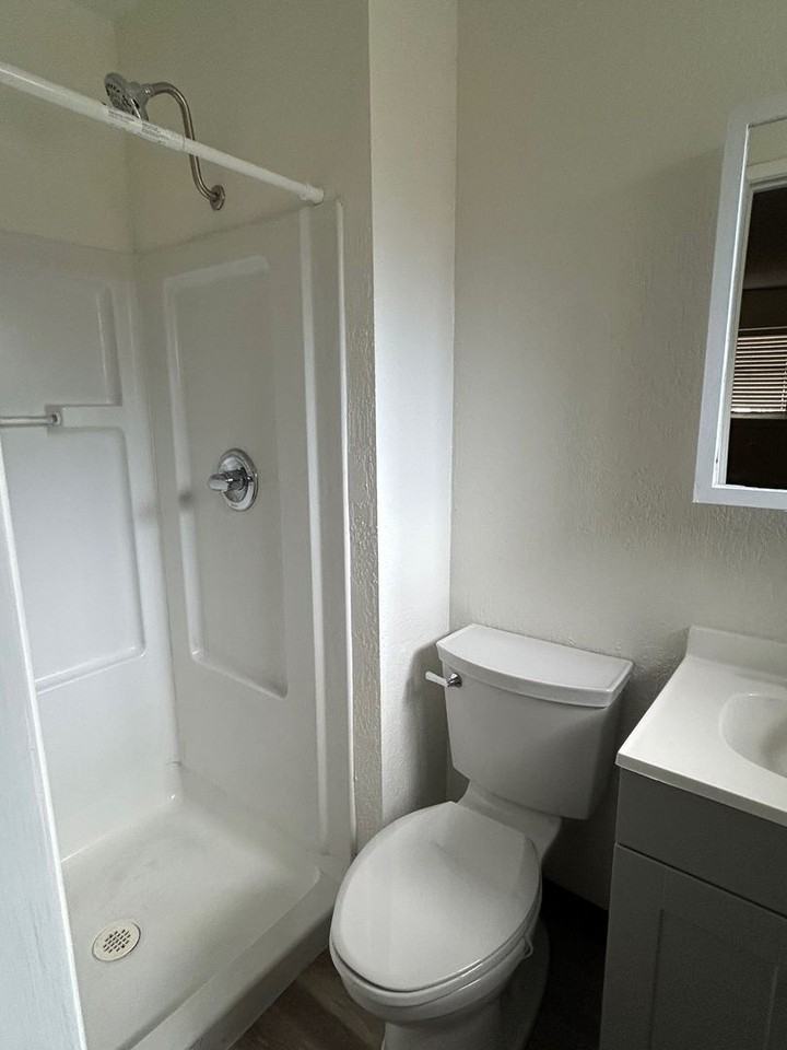 1570 Warner St - Photo 5 of 13