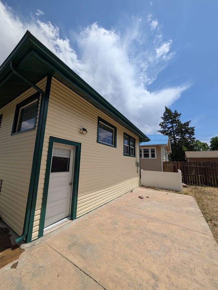 1123 N Hayes Ave - Photo 3 of 27