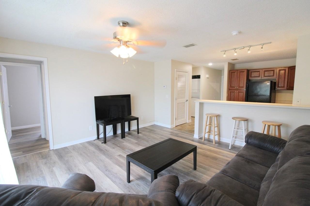 1330 Hunters Rd Apt H - Photo 2 of 31