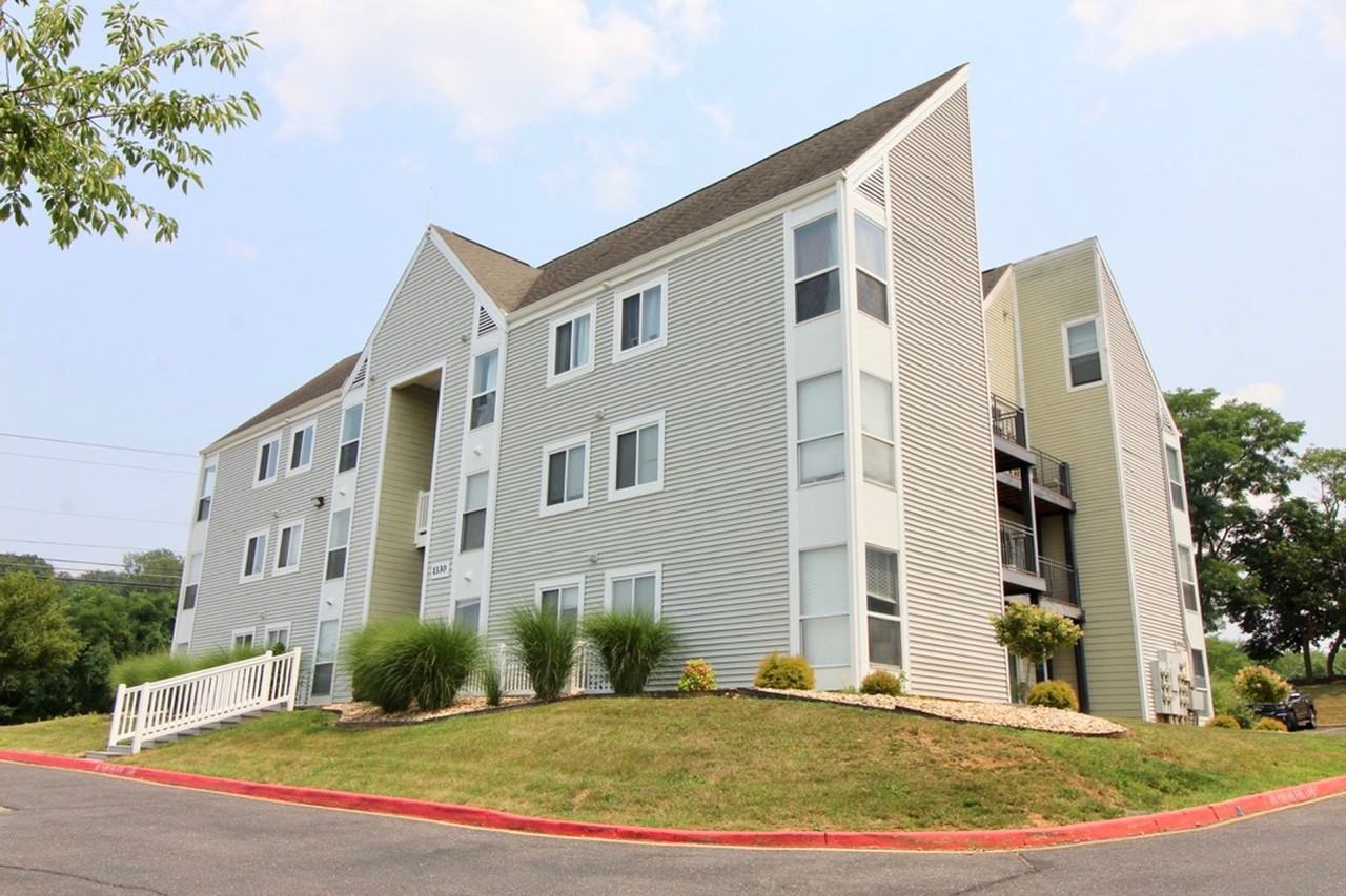 1330 Hunters Rd Apt H - Photo 4 of 31