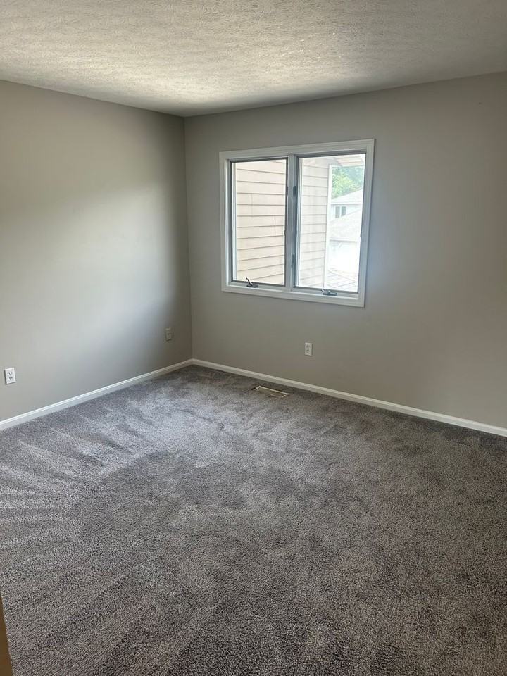 2828 Sand Run Pkwy - Photo 2 of 18