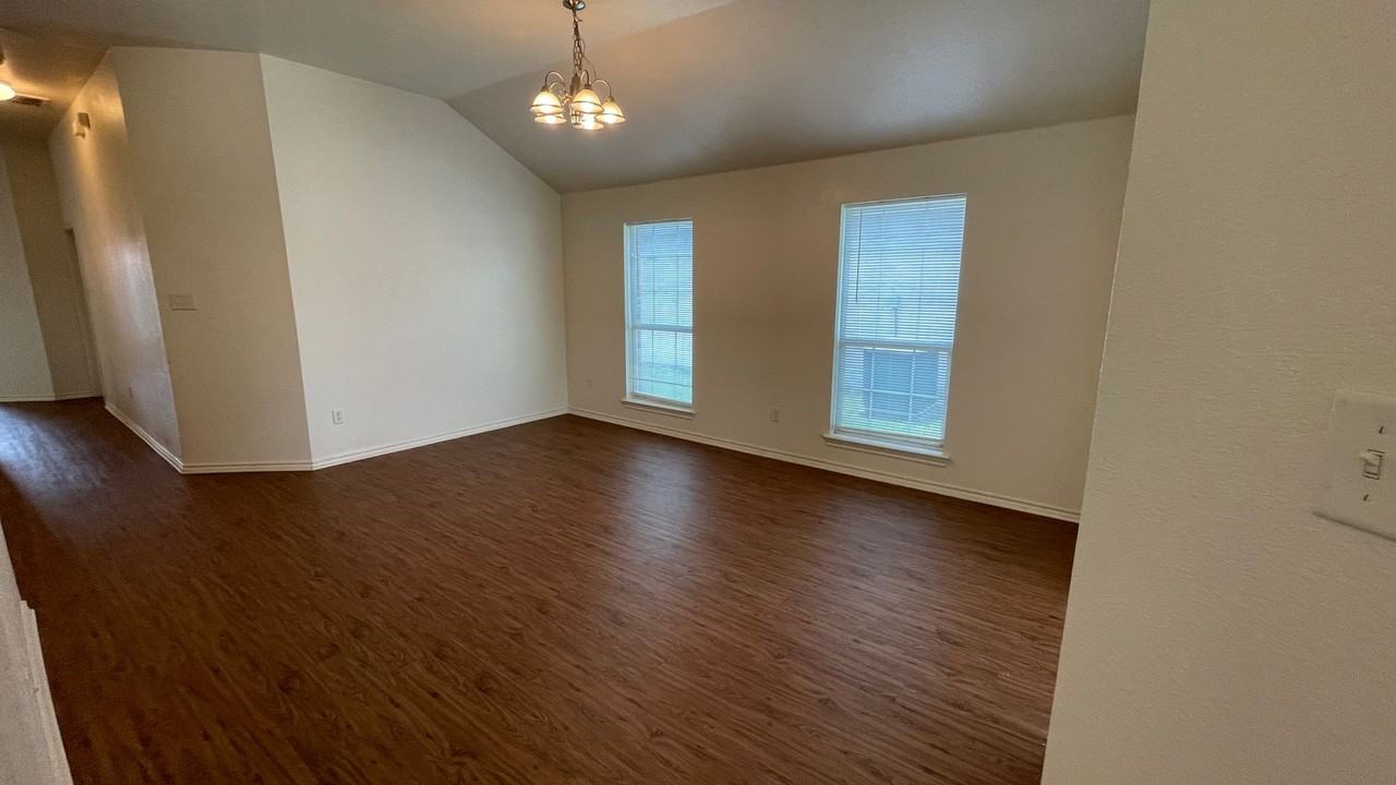 921 Simon Dr - Photo 3 of 31