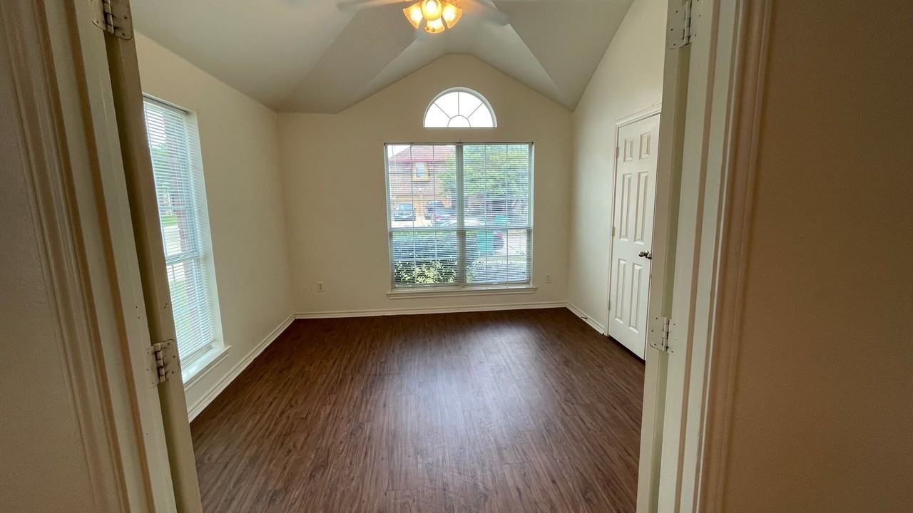 921 Simon Dr - Photo 4 of 31