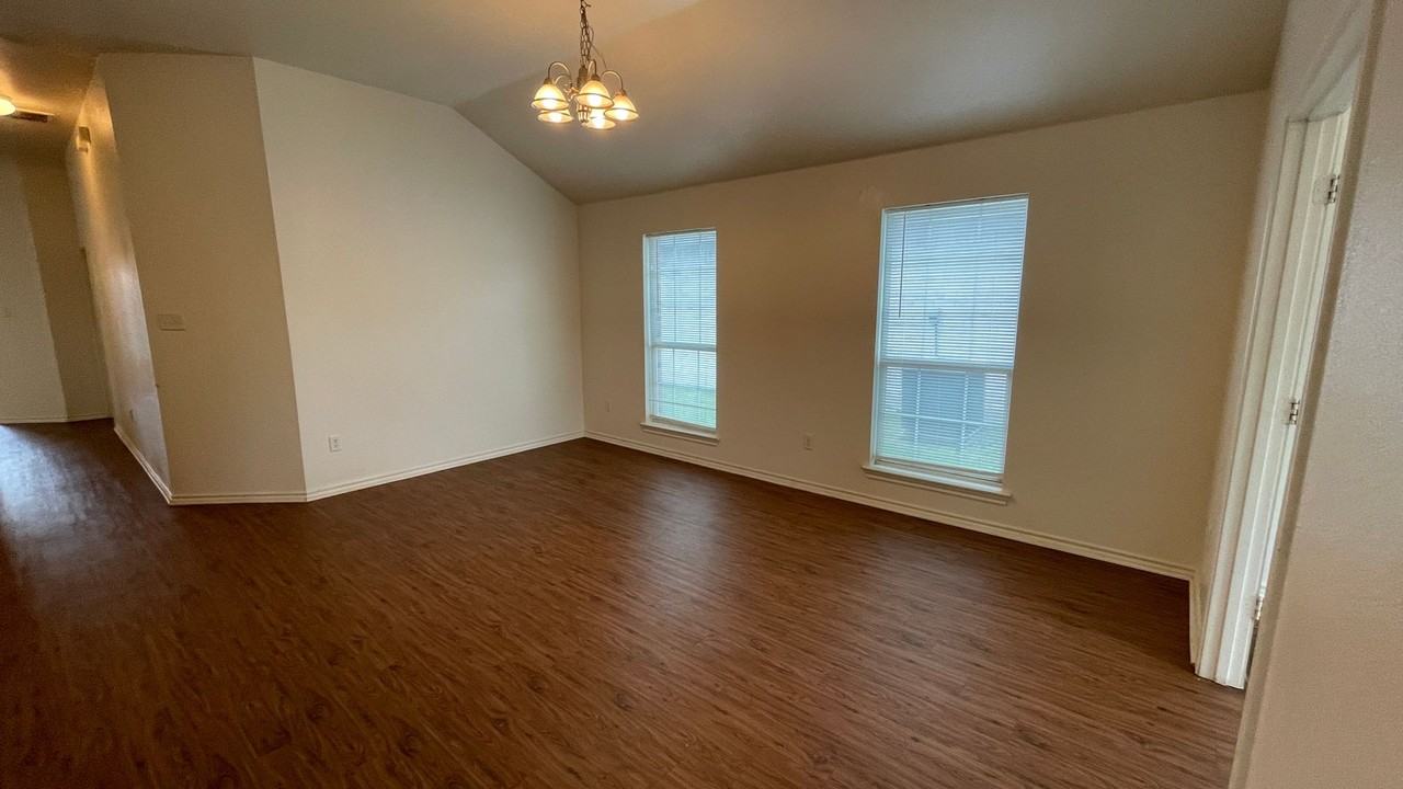 921 Simon Dr - Photo 5 of 31