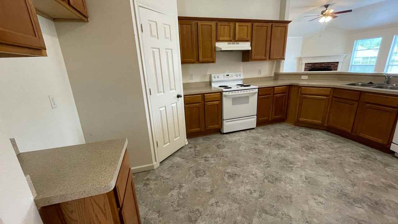 921 Simon Dr - Photo 7 of 31