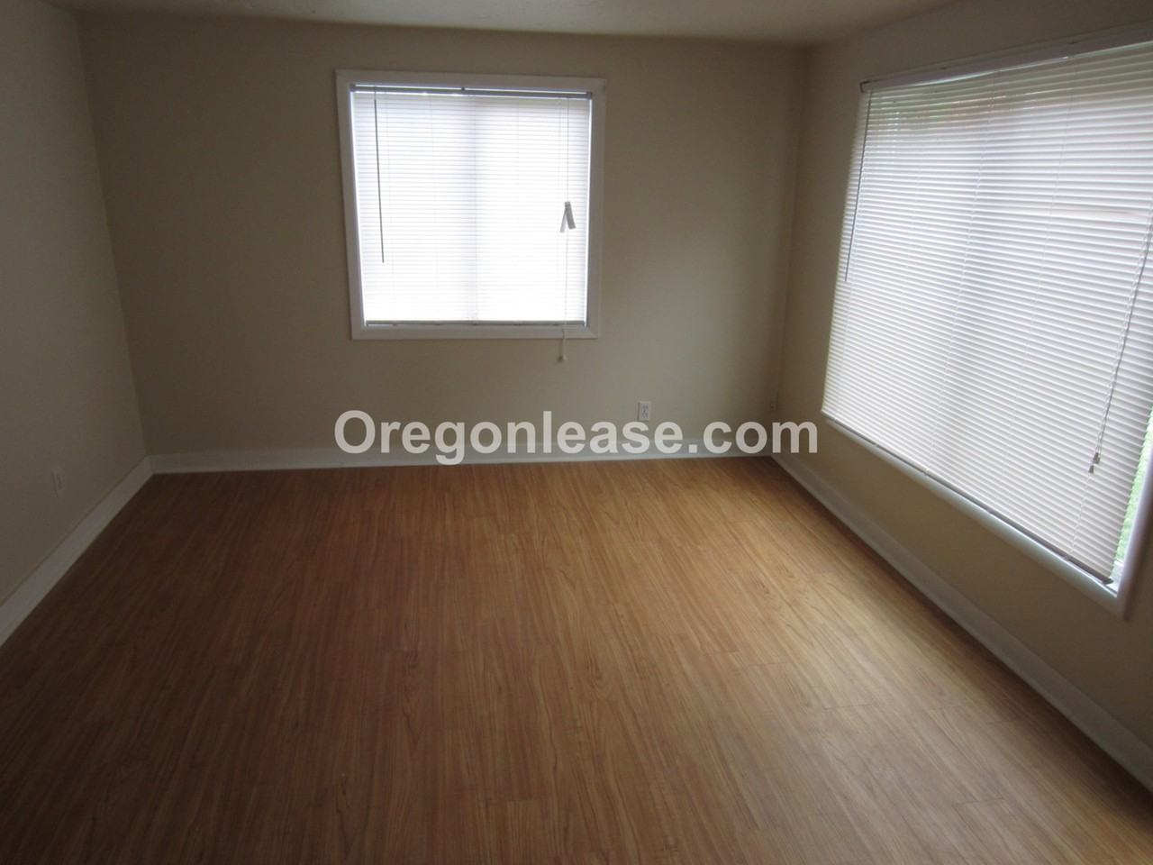 325 26th St - Photo 3 of 10