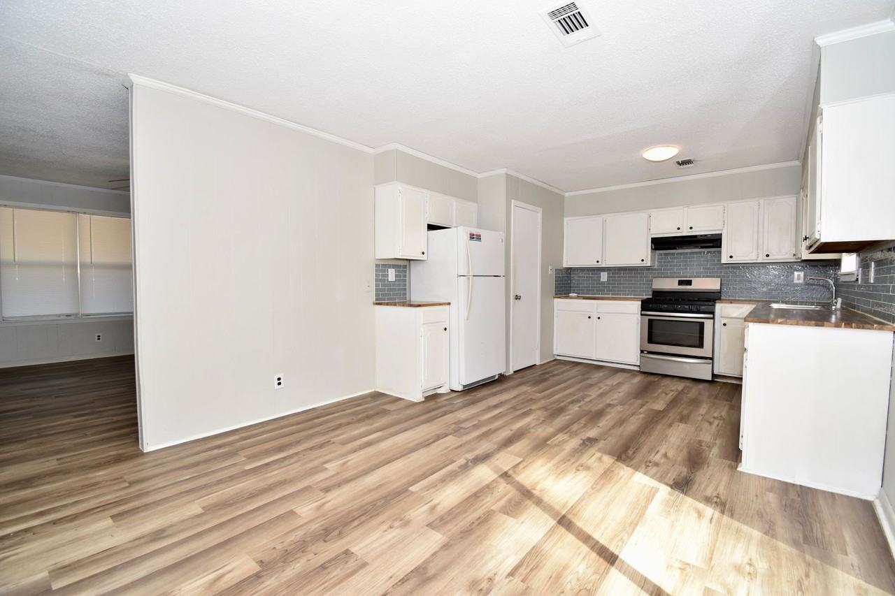 808 Laura Ln - Photo 2 of 12
