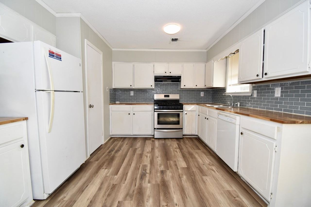 808 Laura Ln - Photo 3 of 12