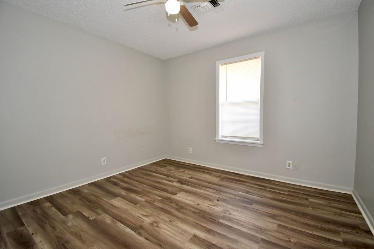 808 Laura Ln - Photo 5 of 12