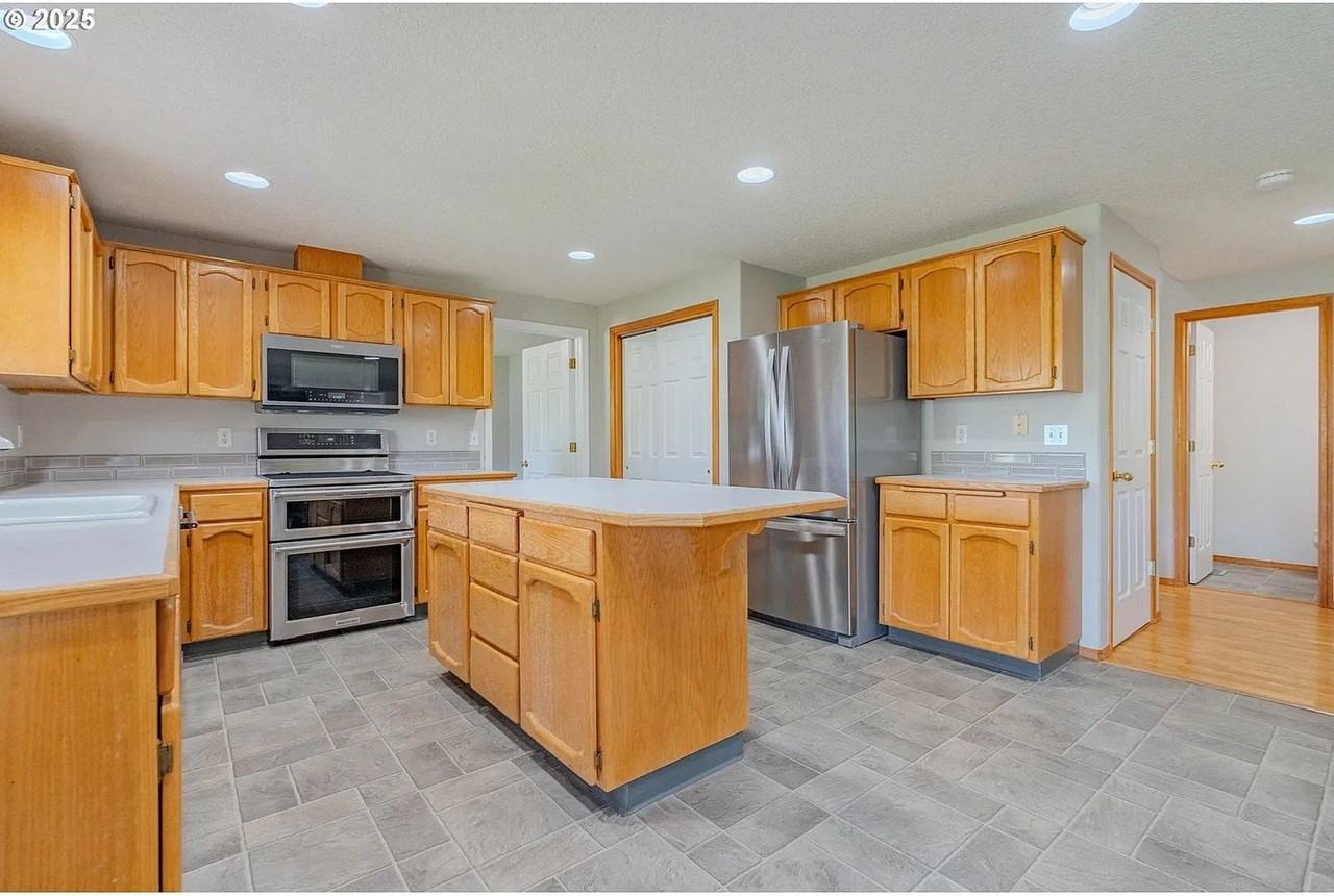 11208 Nw 35th Ave - Photo 3 of 40