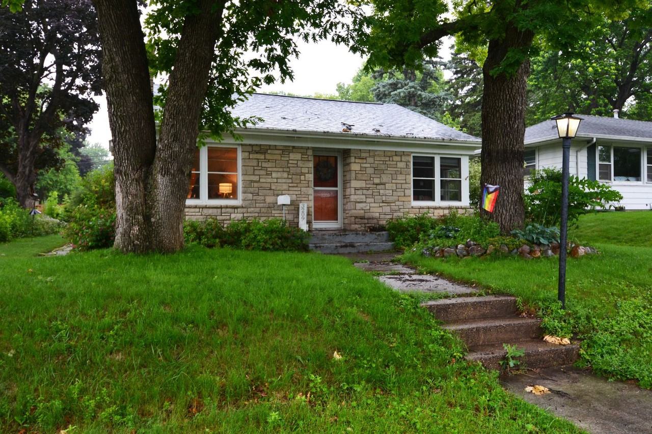 3209 Chowen Ave N - Photo 2 of 22