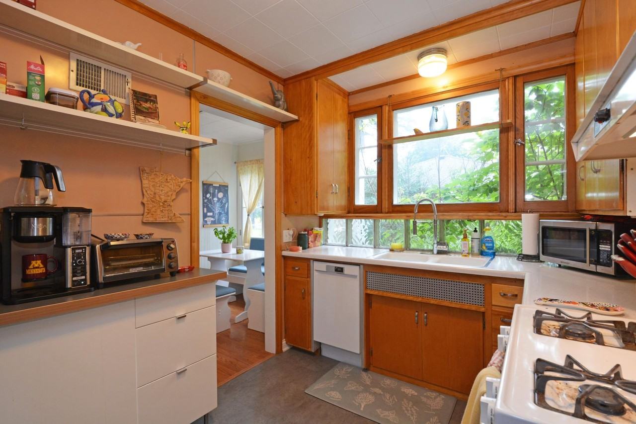 3209 Chowen Ave N - Photo 7 of 22