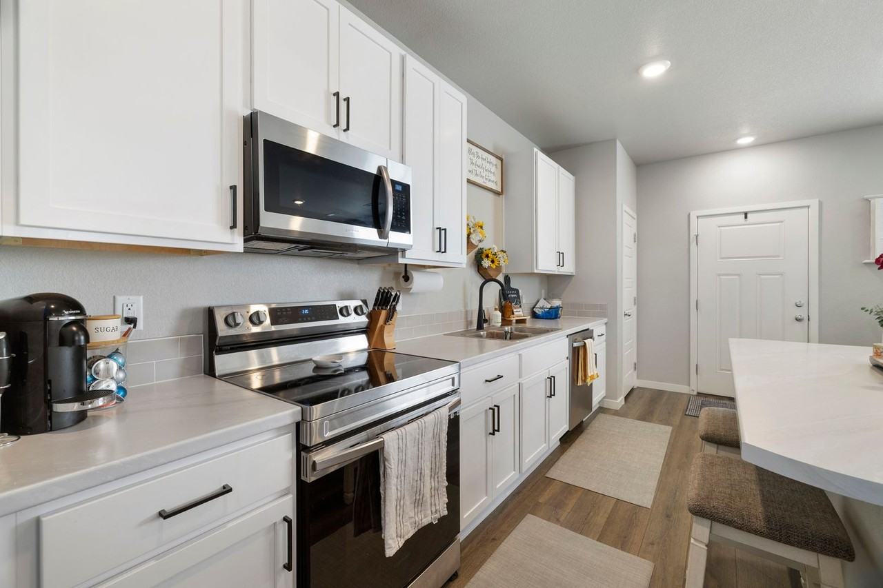 253 Molinar St - Photo 3 of 41