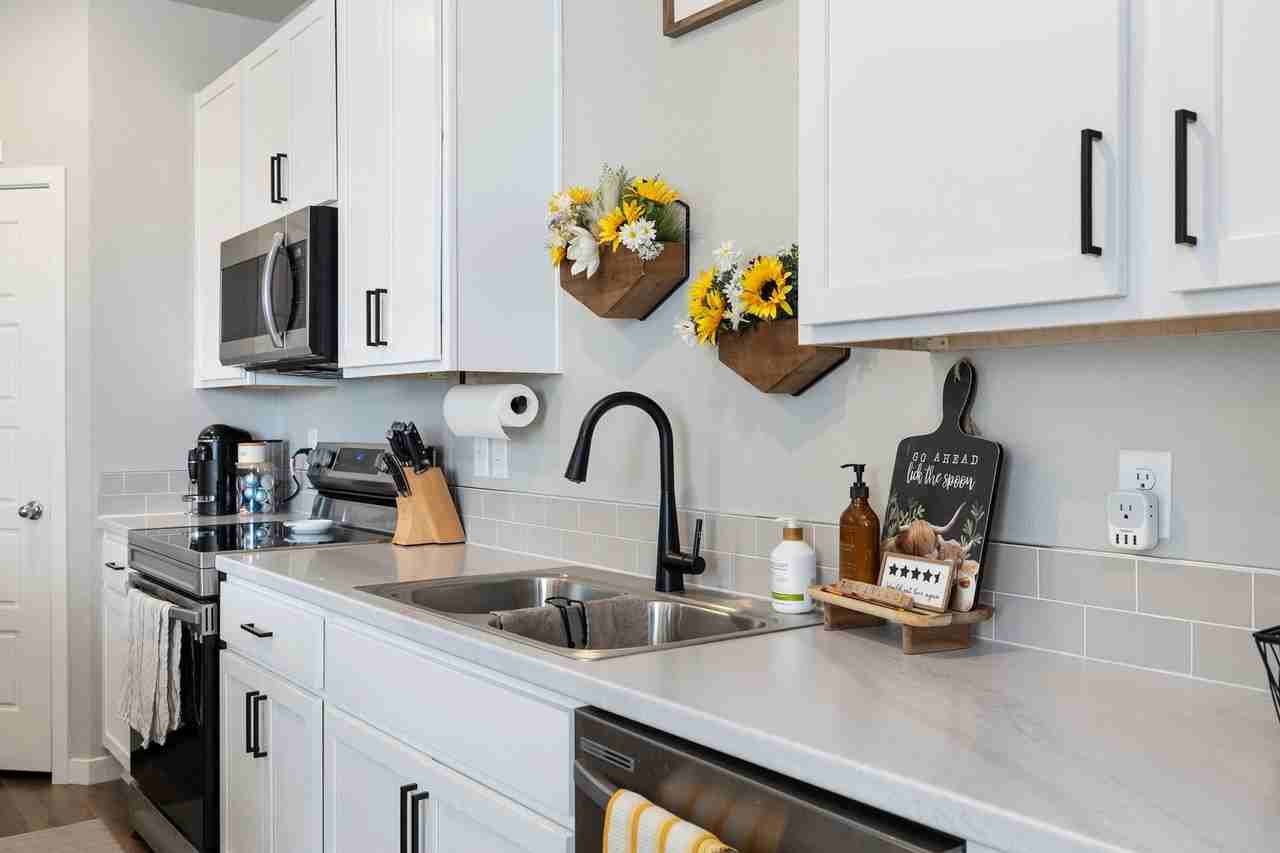 253 Molinar St - Photo 4 of 41