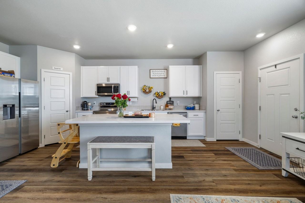 253 Molinar St - Photo 5 of 41