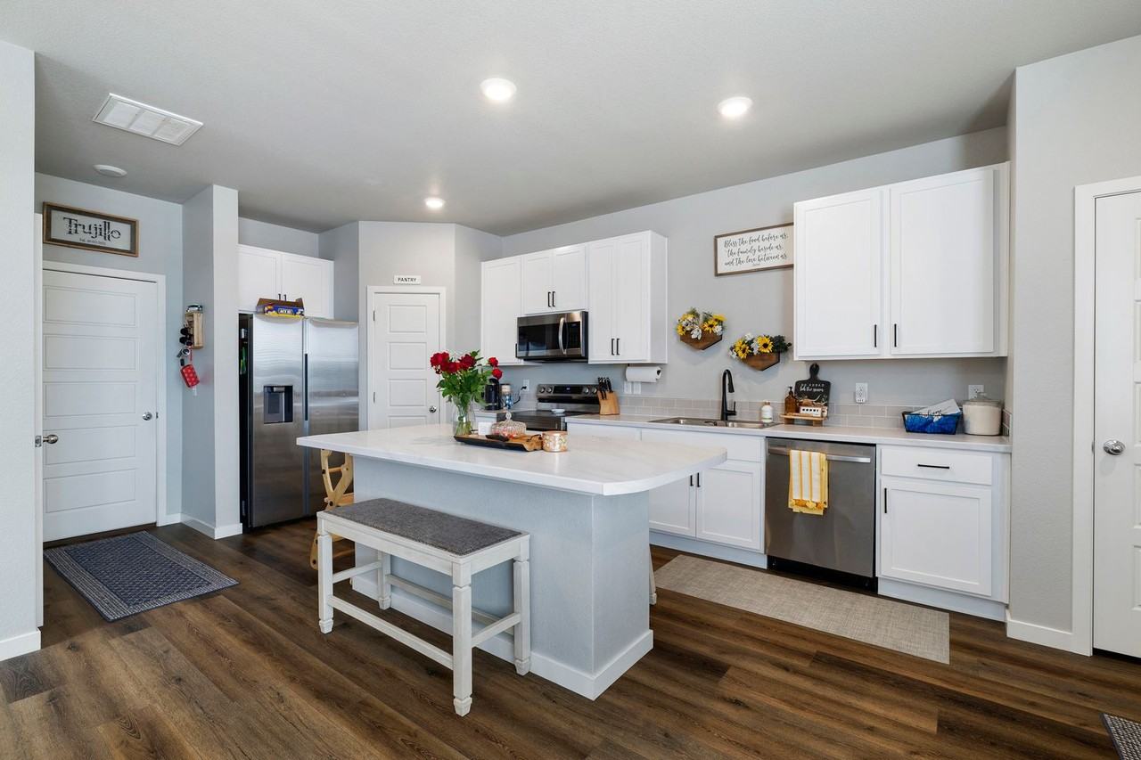 253 Molinar St - Photo 6 of 41