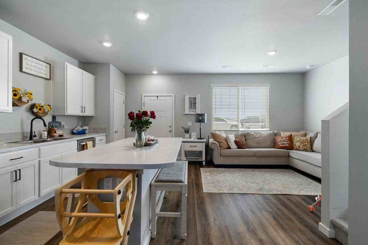 253 Molinar St - Photo 7 of 41