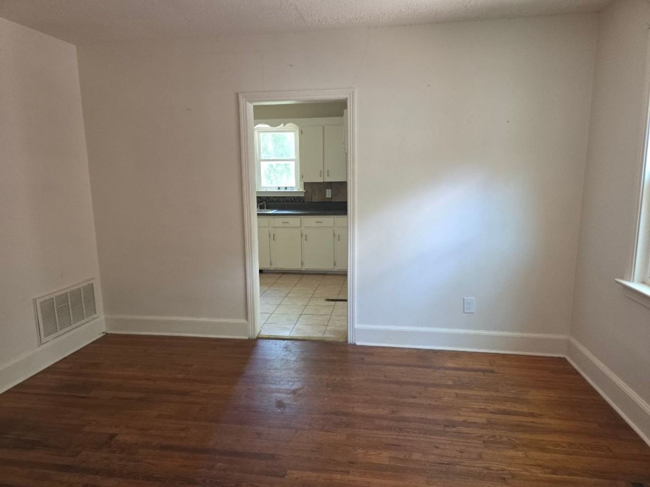 1503 Laurel St - Photo 4 of 10