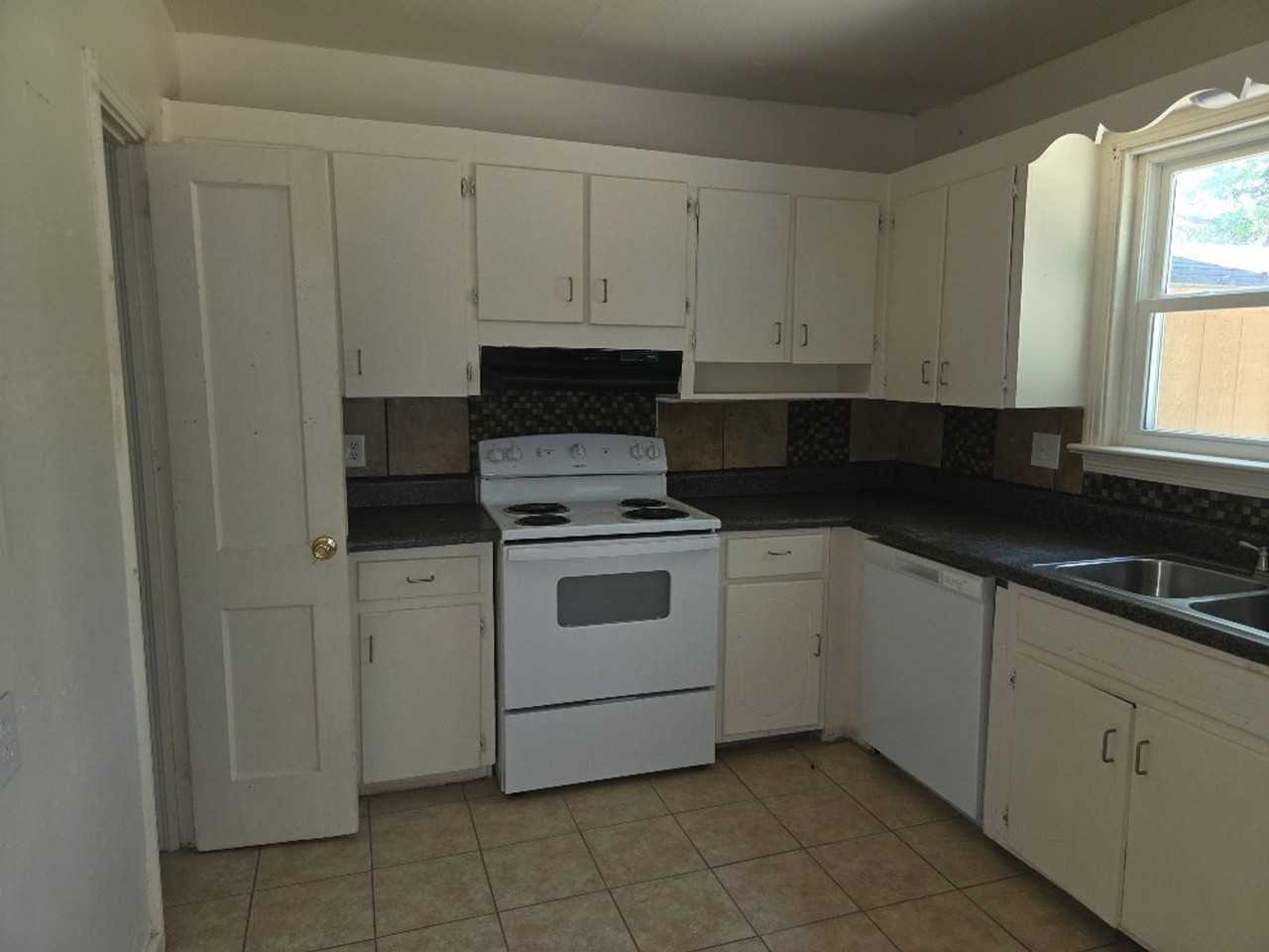 1503 Laurel St - Photo 5 of 10